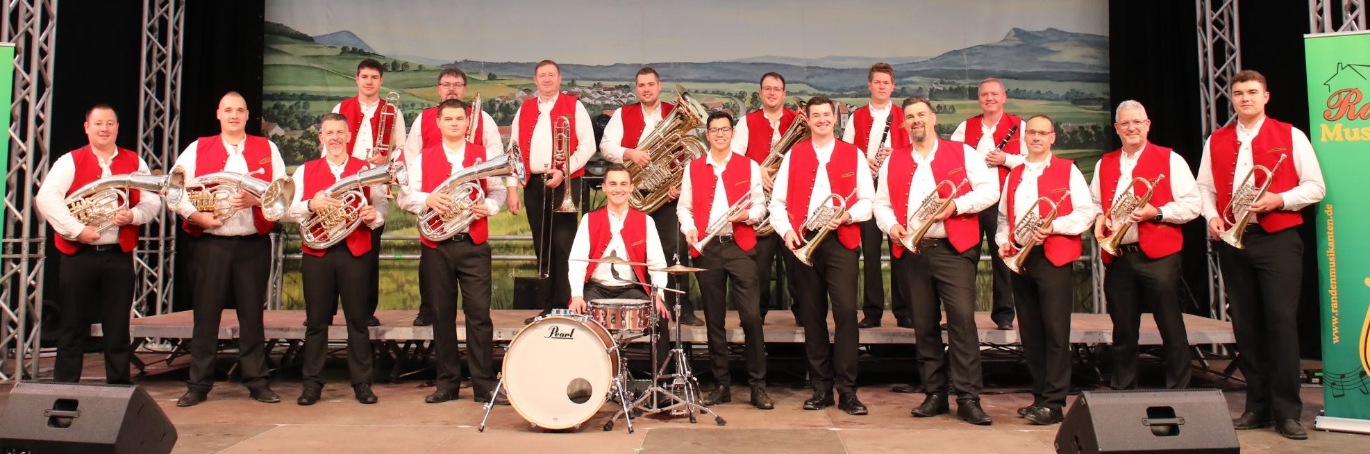 Gruppenfoto der Randenmusikanten mit Instrumenten auf der Bühne
